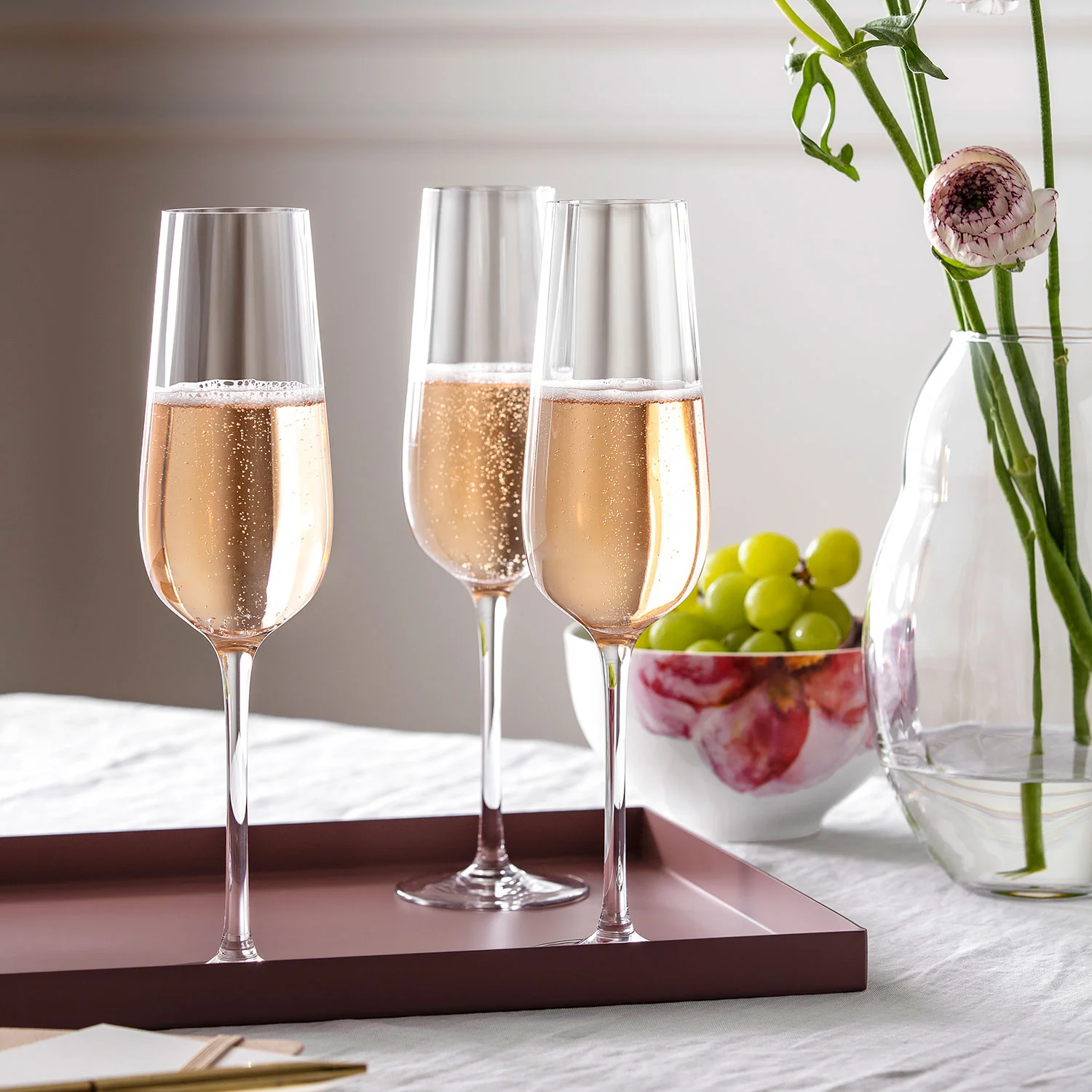 Стоковые фотографии Бокал Шампанского В Женской Руке премиум-класса